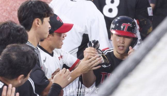 2025 신한 SOL Bank KBO리그 kt 위즈 대 LG 트윈스 경기가 12일 수원 KT위즈파크에서 열렸다.  LG 5회초 1사 3루에서 3루주자 구본혁이 박해민의 1타점 적시타 때 선제 득점한 후 동료들의 환영을 받고 있다. /사진=김진경 대기자
