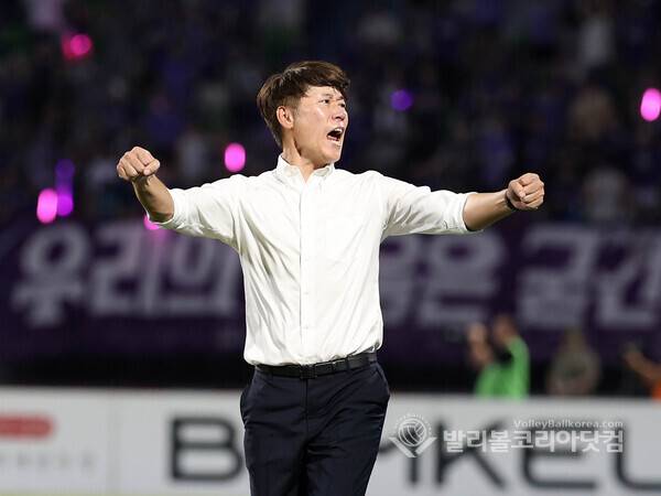 김은중 수원FC 감독 K리그 이달의 감독상 선정.
