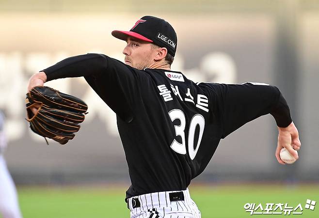 12일 오후 수원케이티위즈파크에서 열린 '2025 신한 SOL Bank KBO리그' LG 트윈스와 KT 위즈의 경기, 1회말 LG 선발투수 톨허스트가 역투하고 있다. 수원, 박지영 기자