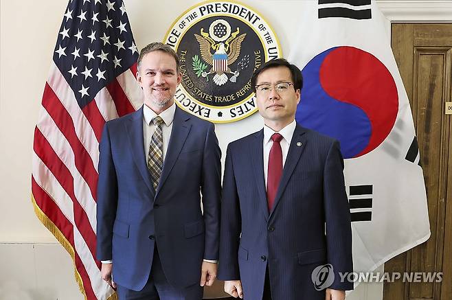 여한구 통상교섭본부장, 미국무역대표부(USTR) 대표 면담 (서울=연합뉴스) 여한구 산업통상자원부 통상교섭본부장이 지난 7월 25일(현지시간) 미국 워싱턴 DC 미국무역대표부 회의실에서 제이미슨 그리어 미국무역대표부 대표와 한미 관세 협상 진전 방안 등에 대한 논의에 앞서 기념촬영을 하고 있다. 2025.7.26 [산업통상자원부 제공. 재판매 및 DB 금지] photo@yna.co.kr