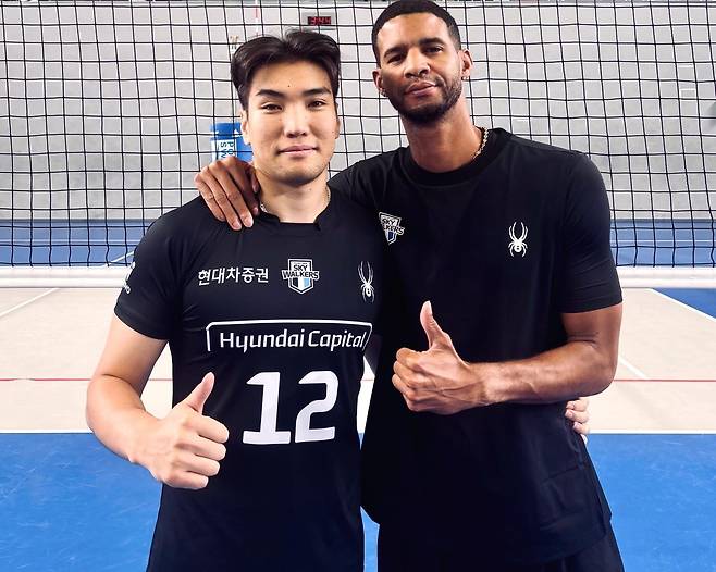 현대캐피탈의 외국인 듀오 레오(오른쪽)와 바야르사이한 [현대캐피탈 배구단 제공. 재판매 및 DB 금지]