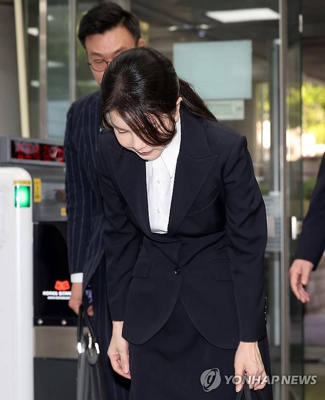 고개 숙여 인사하는 김건희 여사 (서울=연합뉴스) 윤석열 전 대통령 부인 김건희 여사가 12일 구속 전 피의자 심문(영장실질심사)을 받기 위해 서울 서초구 서울중앙지법에 출석하며 고개 숙여 인사하고 있다.
    민중기 특검팀은 김 여사에 대해 자본시장법 위반(도이치모터스 주가조작 개입 의혹), 정치자금법 위반(명태균 공천개입 의혹), 특정범죄 가중처벌법상 알선수재(건진법사·통일교 청탁 의혹) 혐의로 구속영장을 청구했다. 2025.8.12 [사진공동취재단] photo@yna.co.kr