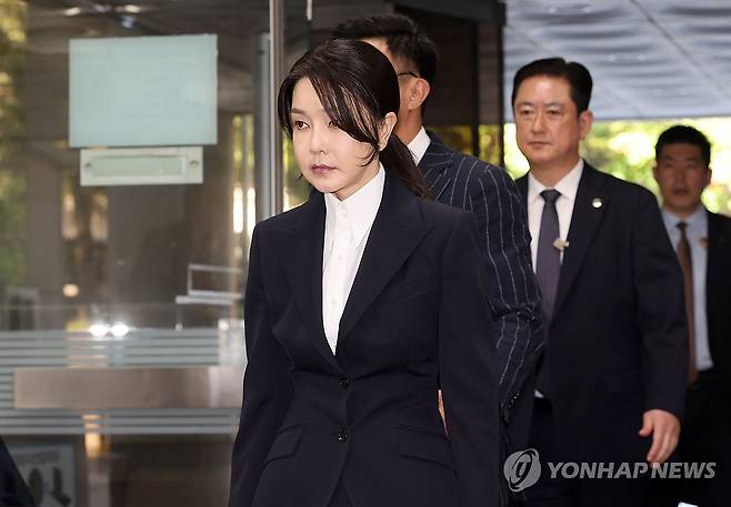 법원 출석하는 김건희 여사 (서울=연합뉴스) 윤석열 전 대통령 부인 김건희 여사가 12일 구속 전 피의자 심문(영장실질심사)을 받기 위해 서울 서초구 서울중앙지법에 출석하고 있다.
    민중기 특검팀은 김 여사에 대해 자본시장법 위반(도이치모터스 주가조작 개입 의혹), 정치자금법 위반(명태균 공천개입 의혹), 특정범죄 가중처벌법상 알선수재(건진법사·통일교 청탁 의혹) 혐의로 구속영장을 청구했다. 2025.8.12 [사진공동취재단] photo@yna.co.kr