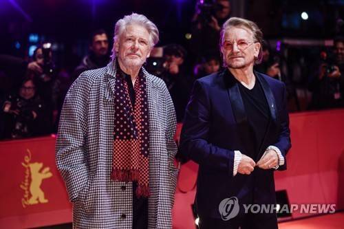 U2의 보컬 보노(오른쪽)와 베이시스트 애덤 클레이튼(왼쪽) [EPA=연합뉴스 자료사진]