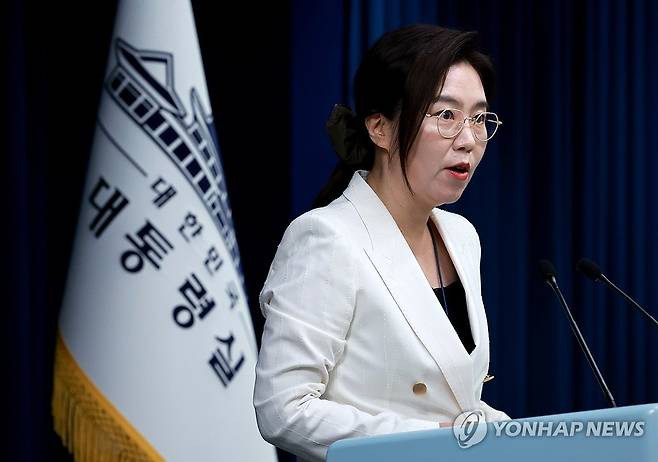 한미 정상회담 개최 브리핑 하는 강유정 대변인 (서울=연합뉴스) 홍해인 기자 = 강유정 대통령실 대변인이 12일 서울 용산 대통령실 청사에서 한미 정상회담 개최 관련 브리핑을 하고 있다. 2025.8.12 hihong@yna.co.kr