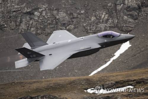 스위스 공군 에어쇼에 참가한 이탈리아 공군 F-35A (마이링엔<스위스 베른 칸톤> EPA=연합뉴스 자료사진) 2022년 10월 20일 스위스 베른 칸톤의 마이링엔 근처에서 열린 스위스 육군의 연례 에어쇼에 참가한 이탈리아 공군 소속 F-35A 전투기. (EPA/ANTHONY ANEX) 2025.8.12.