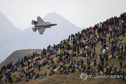 스위스 공군 에어쇼에 참가한 이탈리아 공군 F-35A (마이링엔<스위스 베른 칸톤> EPA=연합뉴스 자료사진) 2022년 10월 20일 스위스 베른 칸톤의 마이링엔 근처에서 열린 스위스 육군의 연례 에어쇼에 참가한 이탈리아 공군 소속 F-35A 전투기. (EPA/ANTHONY ANEX) 2025.8.12.