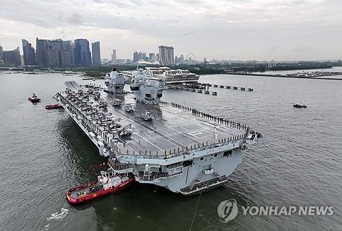 영국 항공모함 '프린스오브웨일스' (싱가포르 EPA=연합뉴스) 2025년 6월 23일 싱가포르항에 입항한 영국 해군 항공모함 '프린스오브웨일스' 호의 모습. [영국 국방부 제공 사진을 EPA가 배포. 보도 목적 외 사용 금지. 크레딧 표시 필수. 재판매 및 DB 금지  EPA/MOD / CROWN COPYRIGHT HANDOUT HANDOUT EDITORIAL USE ONLY/NO SALES] 2025.6.25.