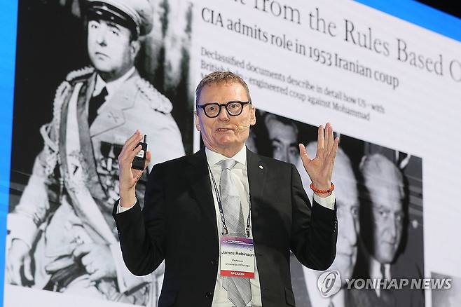 제32차 PECC 총회, 강연하는 제임스 로빈슨 시카고대학 교수 (서울=연합뉴스) 제임스 로빈슨 시카고대학 교수(2024 노벨경제학상 수상자)가 12일 서울 영등포구 FKI타워 콘퍼런스센터에서 열린 '제32차 태평양경제협력위원회(PECC) 총회'에 참석해 특별강연을 하고 있다. 2025.8.12 [한국경제인협회 제공. 재판매 및 DB 금지] photo@yna.co.kr