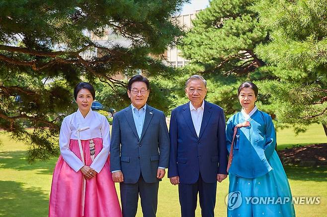 이재명 대통령 부부, 또 럼 베트남 당 서기장 부부와 친교 행사 (서울=연합뉴스) 이재명 대통령과 김혜경 여사가 12일 청와대 상춘재 앞에서 또 럼 베트남 당 서기장, 배우자 응오 프엉 리 여사와 기념촬영을 하고 있다. 
    이날 리 여사는 전날 김혜경 여사가 선물한 한복을 입고 참석했다. 2025.8.12 [대통령실 제공. 재판매 및 DB 금지] photo@yna.co.kr