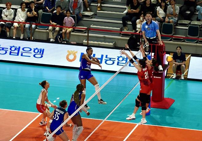 프랑스 공격에 블로킹하는 일본 여자배구 대표팀 선수들(오른쪽) [촬영 이동칠]