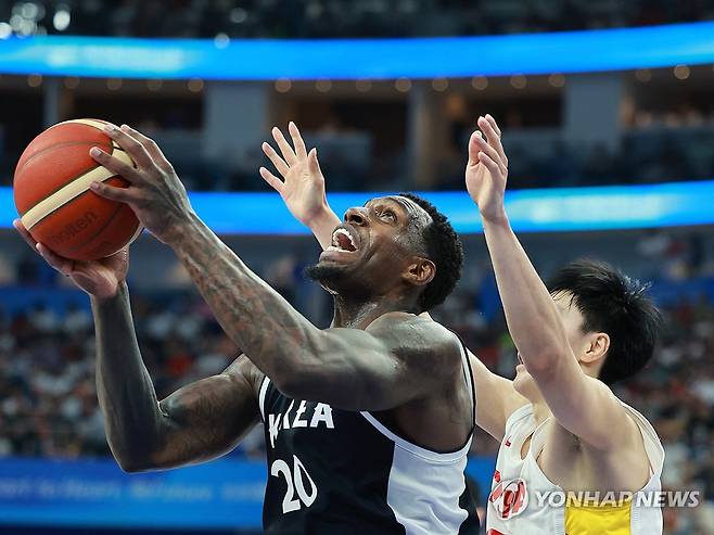 라건아 골밑 분전 (항저우=연합뉴스) 홍해인 기자 = 3일 중국 저장성 항저우의 올림픽 스포츠센터에서 열린 2022 항저우 아시안게임 남자 농구 8강전, 대한민국과 중국의 경기. 
    4쿼터 대한민국 라건아가 골밑슛 찬스를 노리고 있다. 2023.10.3 hihong@yna.co.kr