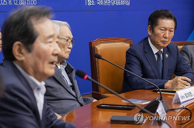 정세균 전 국무총리 발언듣는 정청래 대표 (서울=연합뉴스) 황광모 기자 = 더불어민주당 정청래 대표가 12일 국회에서 열린 상임고문단 간담회에서 정세균 전 국무총리의 발언을 듣고 있다. 2025.8.12 hkmpooh@yna.co.kr