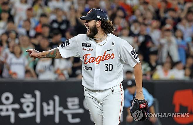 기록의 순간 (대전=연합뉴스) 김준범 기자 = 12일 대전 한화생명이글스파크에서 열린 프로야구 롯데 자이언츠와 한화 이글스의 경기. 6회초 1사 1루 롯데 한태양을 삼진으로 잡은 한화 폰세가 환호하고 있다. 폰세는 이 삼진으로 최소경기 200탈삼진 기록을 세웠다. 2025.8.12 psykims@yna.co.kr