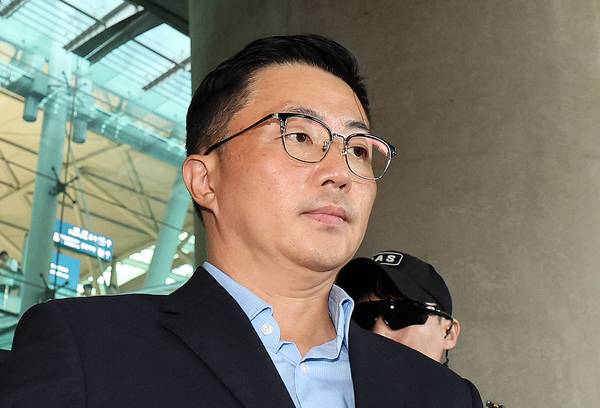 김건희 여사 일가의 ‘집사’로 지목된 김예성씨가 12일 인천국제공항 제1여객터미널을 통해 입국한 뒤 민중기 특별검사팀에 체포돼 이동하고 있다. 2025.8.12 /공동취재