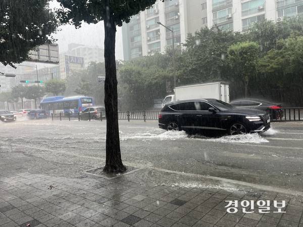 13일 오전 11시 37분께 계양구 장제로 인근 한 도로와 도보가 폭우로 인해 물에 잠겨 있다. 2025.8.13 /송윤지기자 ssong@kyeongin.com