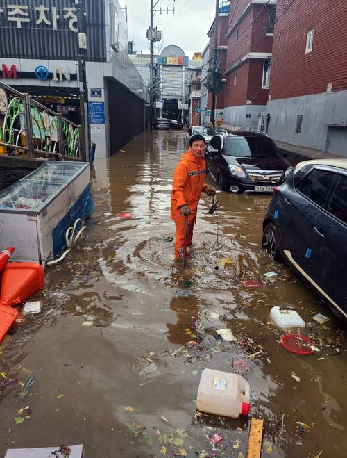 폭우가 내린 13일 인천시 서구 석남동의 한 도로가 물에 잠기자 소방 대원들이 배수 작업을 벌이고 있다. 2025.8.13 /인천소방본부 제공