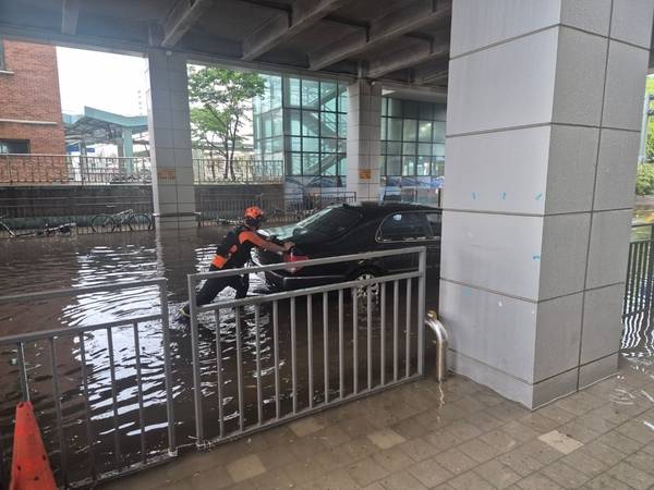 13일 오전 11시20분께 인천역 월미바다열차역 하부 도로에 있던 차량이 침수됐다. 2025.8.13 /인천소방본부 제공