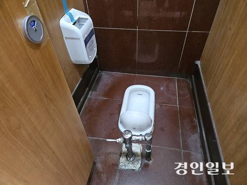 오산역 화장실에 설치돼있는 재래식 변기.  오산/공지영기자 jyg@kyeongin.com