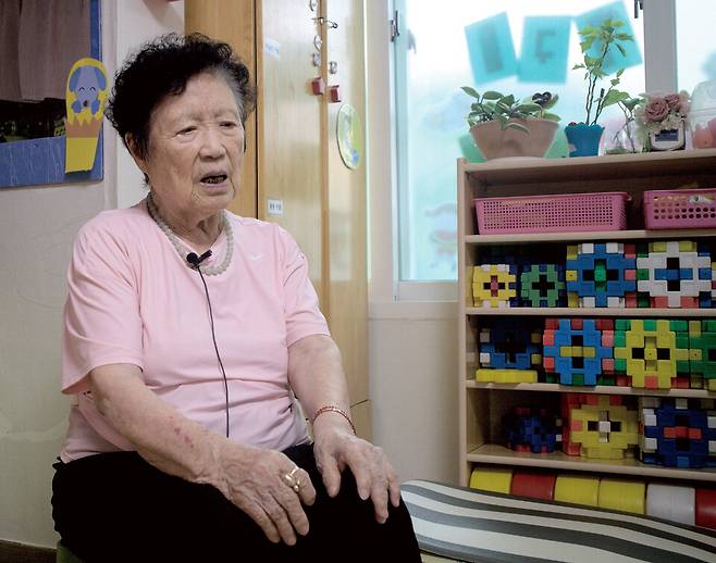 ▲ '강제동원 미인정 피해자'인 이옥순 할머니(94)가 경기도 실태조사로 찾아온 연구기관 관계자들에게 자신의 기억을 꺼내 증언하고 있다. 이 할머니는 11살에 정신근로대로 영등포 방직공장으로 끌려가 노동 착취를 당했다. /사진제공=경기도