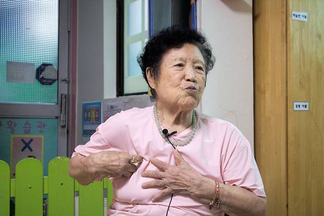 ▲ '강제동원 미인정 피해자'인 이옥순 할머니(94)가 경기도 실태조사로 찾아온 연구기관 관계자들에게 자신의 기억을 꺼내 증언하고 있다. 이 할머니는 11살에 정신근로대로 영등포 방직공장으로 끌려가 노동 착취를 당했다. /사진제공=경기도