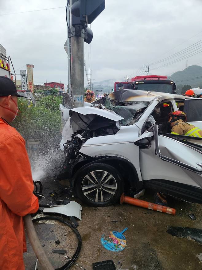 13일 포천시 영북면 야미리 일대에서 신호등을 들이받은 suv 차량에 불이 붙어 소방 당국이 진화하고 있다. 사진=경기도북부소방재난본부