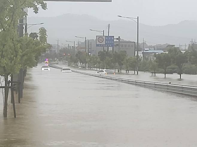13일 양주시 만송동 일대에서 도로가 침수돼 승용차 3대가 물에 잠겨있다. 사진=경기도북부소방재난본부
