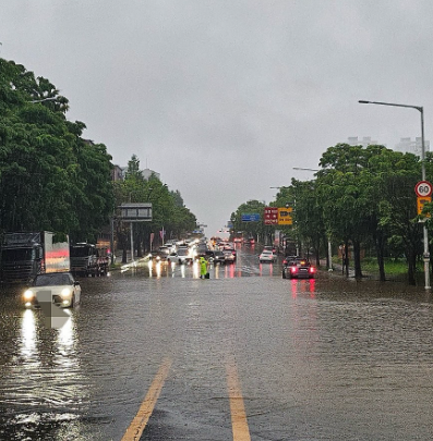 지난 5월 16일 폭우 당시 고양시 일산동구에서 침수된 도로 모습. [사진=경기북부경찰청]