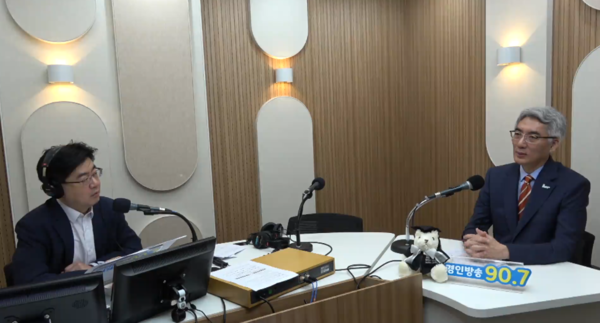 한태준 겐트대 글로벌캠퍼스 총장(오른쪽)이 13일 경인방송 '굿모닝인천 이도형입니다'에 출연해 겐트대 교육과정과 비전 등에 대해 설명하고 있디. 2025.8.13 [경인방송DB]