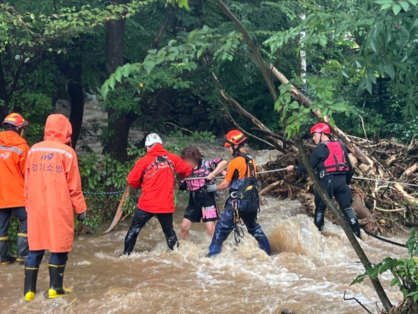 양주시 백석읍의 한 산장에 고립됐던 시민들이 구조되고 있는 모습.