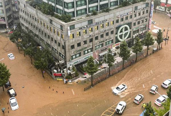 수도권에 많은 비가 내린 13일 고양시 덕양구 화정역 인근 도로가 침수됐다. 김태완 기자 lift@kihoilbo.co