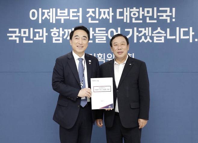 박수현 위원장과 최민호 시장이 12일 서울에서 만나 행정수도 이전 외 남겨진 과제들에 대한 공감대를 형성하고 있다. 사진=세종시 제공.