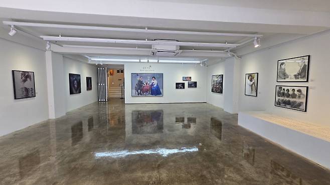 광주 동구 복합문화예술공간 리아트센터는 오는 30일까지 '붉은 위로-잊혀진 이름을 부르다' 기획전을 개최한다. 사진은 김진남 작가 작품이 소개된 1층 전시장. /윤태민 기자 ytm@namdonews.com