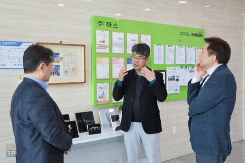 ◇강원테크노파크(원장:허장현)가 치과 보철용 글래스 세라믹 복합 소재 분야에서 국내 최초로 코스닥 상장에 성공한 (주)하스를 방문해 애로사항을 청취하고 있다. (주)하스는 중소벤처기업부 주관
