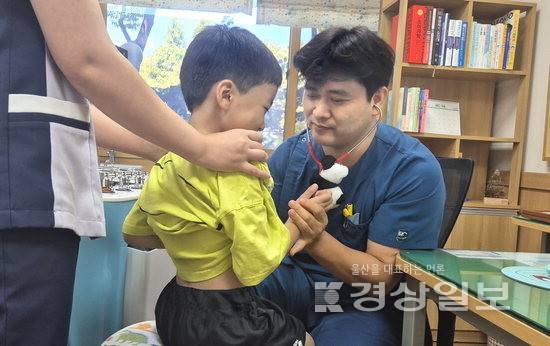 ▲ 보람병원 소아청소년과 전문의 송봉섭 부원장이 장염 증세를 호소하는 소아 환자를 진찰하고 있다.