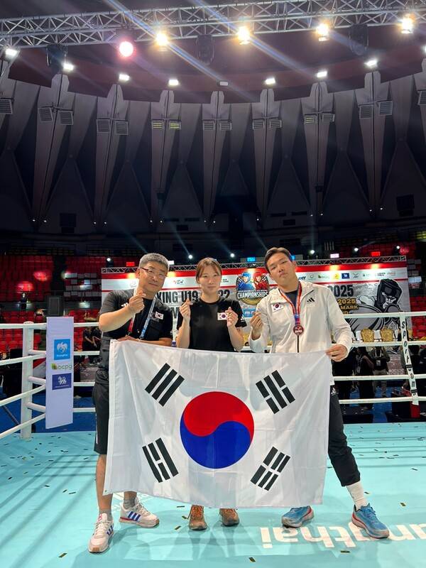 마산대 복싱부 문예찬이 지난달 30일부터 12일까지 태국 방콕에서 열린 '아시안 복싱 U19&U22 챔피언십'에 출전해 기념촬영을 하고 있다. /마산대 복싱부