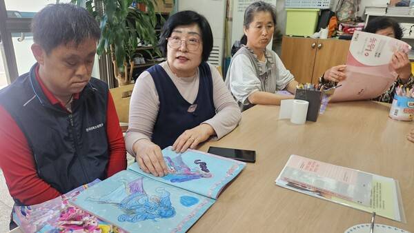 한정순(왼쪽 두 번째) 한국원폭2세환우회 회장이 원폭 2세 환우들의 쉼터인 합천평화의집에서 회원들의 그림 그리기 활동을 돌봐주고 있다. /유은상 기자