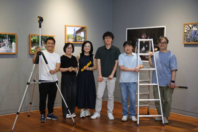 8일 작품 설치를 위해 모인 사진기록연구소 회원들이 계명대 극재미술관 블랙홀에서 기념촬영을 하고 있다. 왼쪽부터 박창모·최덕순·박은경·장용근·박민우·우동윤 작가. 김도훈 기자