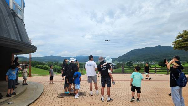 참가자들이 12일 조문국사적지에서 드론 영상 촬영 실습을 하고 있다. 온나 사회적협동조합