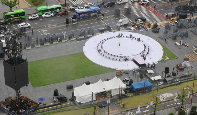 광복절을 이틀 앞둔 13일 서울 광화문광장이 광복절 행사 및 국민임명식 행사 준비로 분주하다. 연합뉴스