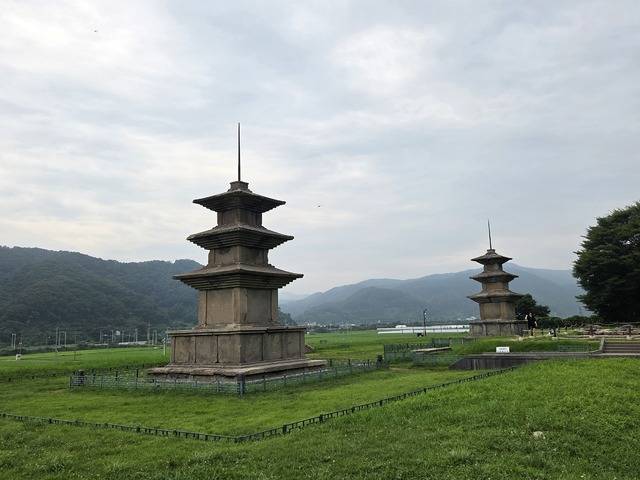 경주 국보 감은사지 삼층석탑. 신문왕이 아버지 문무왕의 은혜에 감사하며 건립한 감은사.