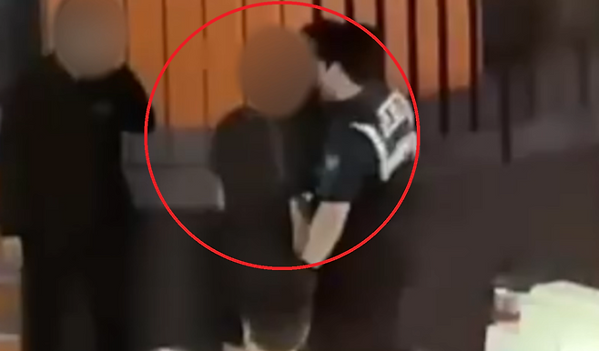 지난 7월9일 오후 9시30분께 제주시 연동의 한 길거리에서 행인과 신고를 받고 출동한 경찰을 폭행한 혐의를 받는 40대. 사진 제공=제주경찰청