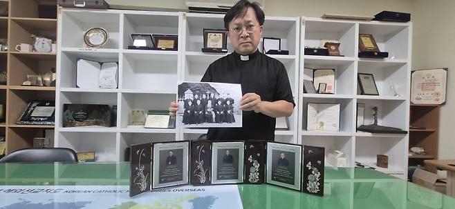 성골롬반외방선교회 한국지부 양창우 요셉 신부가 지난 11일 일제강점기 제주에서 독립운동을 한 신부님들의 사진과 '이달의 독립유공자 헌정패(2024년 12월)'를 보여주고 있다.