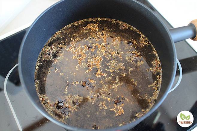 피클 국물 끓이는 모습