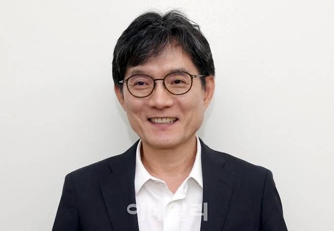 [이데일리 방인권 기자] 황윤재 서울대 경제학부 석좌교수가 서울 관악구 서울대 연구실에서 이데일리와 인터뷰를 하고 있다.