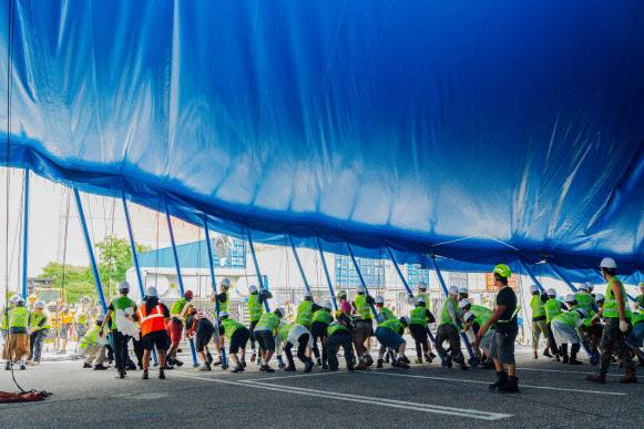 태양의 서커스 쿠자 빅탑을 설치하는 모습(사진=마스트인터내셔널).