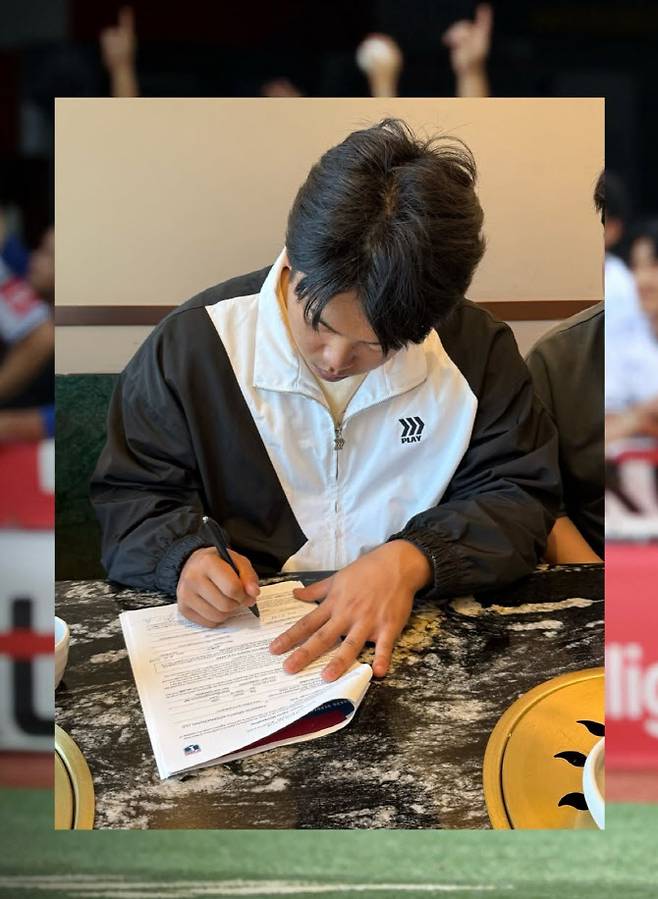 올 시즌 뒤 FA 자격을 얻는 강백호가 해외 에이전트사와 계약서에 사인을 하고 있다. 사진=파라곤 스포츠 인터내셔널