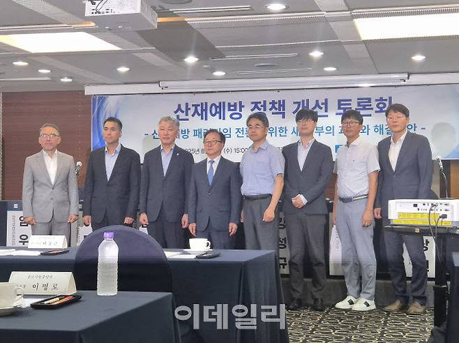 이동근 한국경영자총협회(왼쪽부터 4번째) 부회장 등이 13일 ‘산재예방 정책 개선 토론회’에 참석했다. (사진=이윤화 기자)