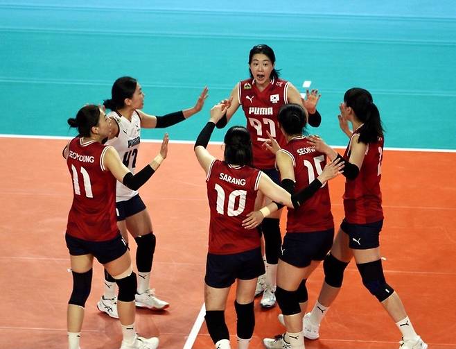 득점 후 기뻐하는 한국 여자배구 대표팀 선수들