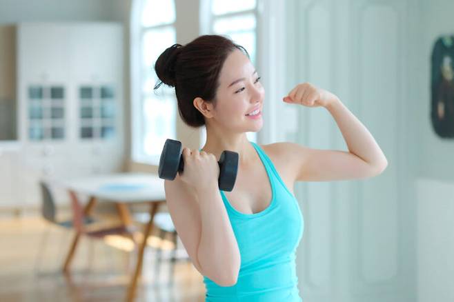 근력 운동을 꾸준히 하면 근육 형성뿐만 아니라 뼈를 튼튼하게 하고, 심장 마비나 당뇨병 위험을 줄이는 등의 효과를 얻을 수 있다. [사진=클립아트코리아]